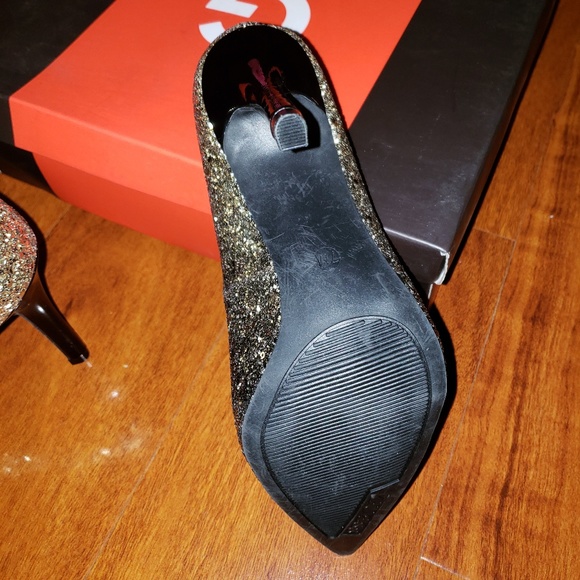 Beautiful NEW G by Guess Blixy Gold Glittery Pumps - Picture 7 of 8
